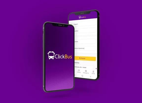 ClickBus é o site mais acessado do mercado rodoviário. Na foto, há dois celulares, um com logo da ClickBus e o segundo aberto na página da plataforma. O fundo da imagem é roxo.