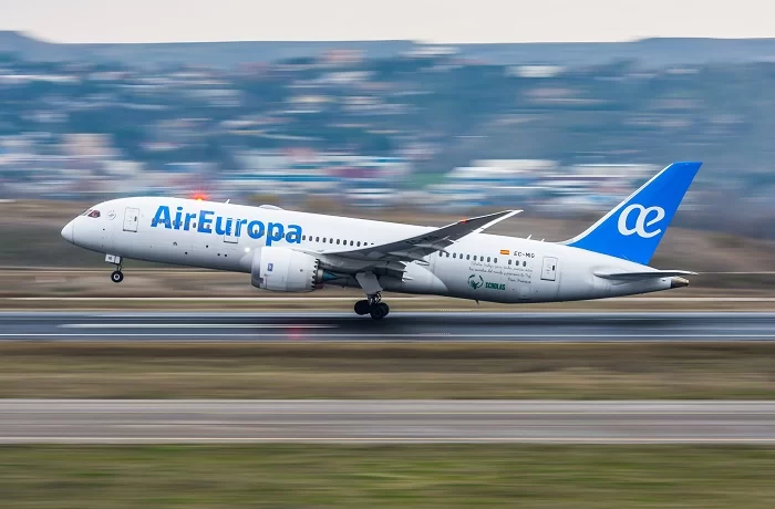 air_europa_alcanca_mais_de_100_destinos_em_codeshare Imagem da lateral de um avião da Air Europa decolando, de dia. A Air Europa alcança mais de 100 destinos de codeshare em 2022