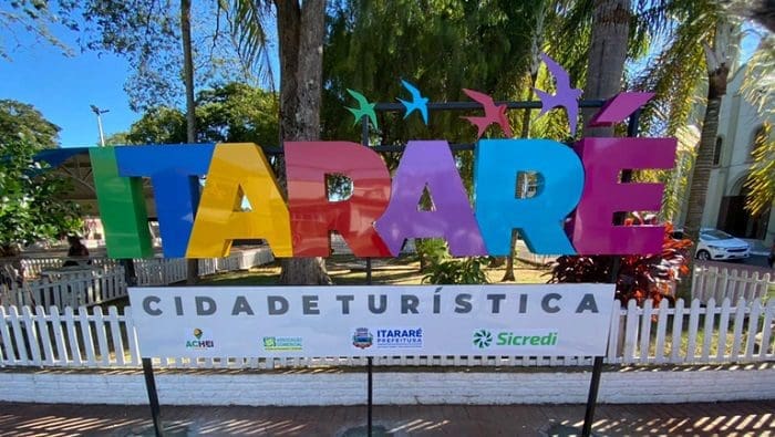 Placa do município de Itararé, em SP, com letras coloridas. Parque Linear: MTur investirá R＄2,4 milhões na melhoria do local em Itararé, SP