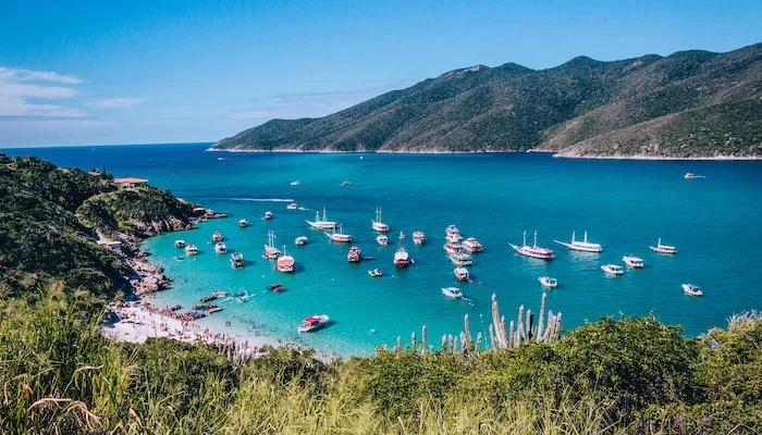 Vista de uma praia em Arraial do Cabo, em Cabo Frio, no RJ, que é um dos municípios do Brasil. O Mapa do Turismo Brasileiro tem mais da metade dos municípios cadastrados.