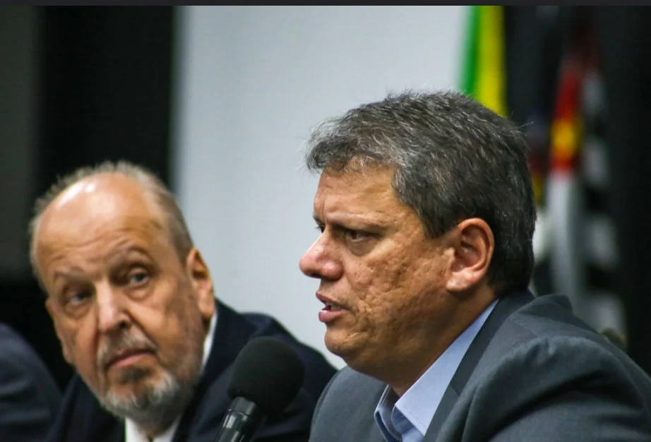 Governador de São Paulo assinatura do documento que reduz o ICMZ sobre o QAV (Crédito: Governo de SP)