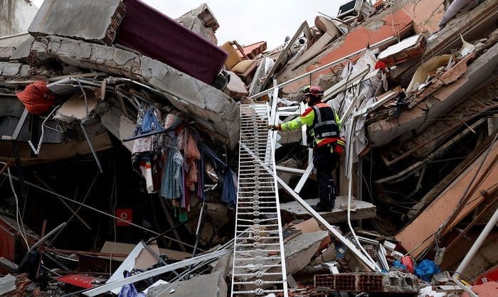 Equipes de resgate buscam sobreviventes do terremoto na Turquia nos escombros em Kirikhan, província de Hatay, Turquia, ontem, 7.