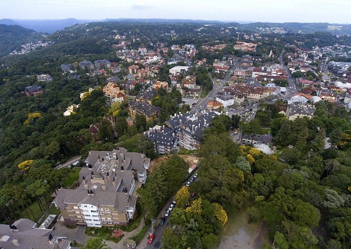 Vista aérea da Av. das Hortênsias. Gramado se candidata à prêmio Turismo Responsável da WTM Latin America 2023.