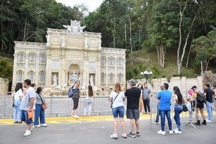 Turistas e moradores locais ansiosos pela inauguração da Fontana Di Trevi brasileira