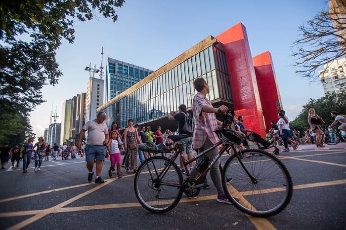 Corpus Christi 2023: foto de pessoas caminhando na Avenida Paulista, em São Paulo