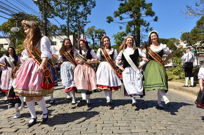 Tradicionais desfiles da Bauernfest fazem parte da programação da festa