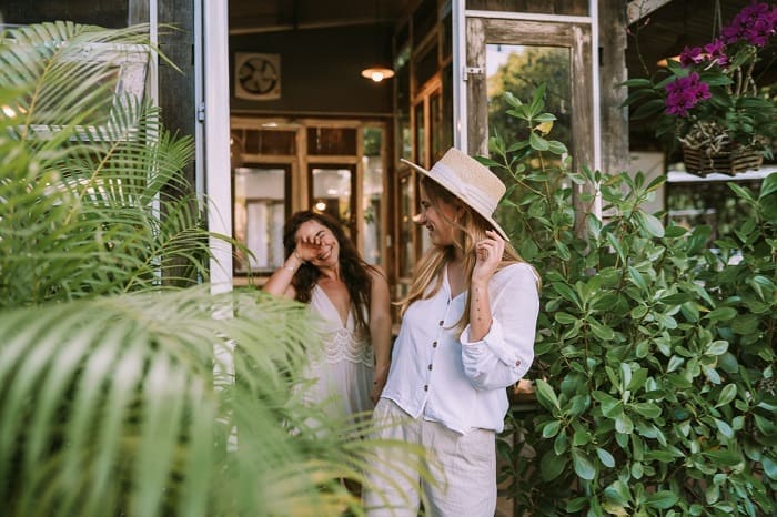 Booking.com apresenta dados da pesquisa de viagens LGBTQ+