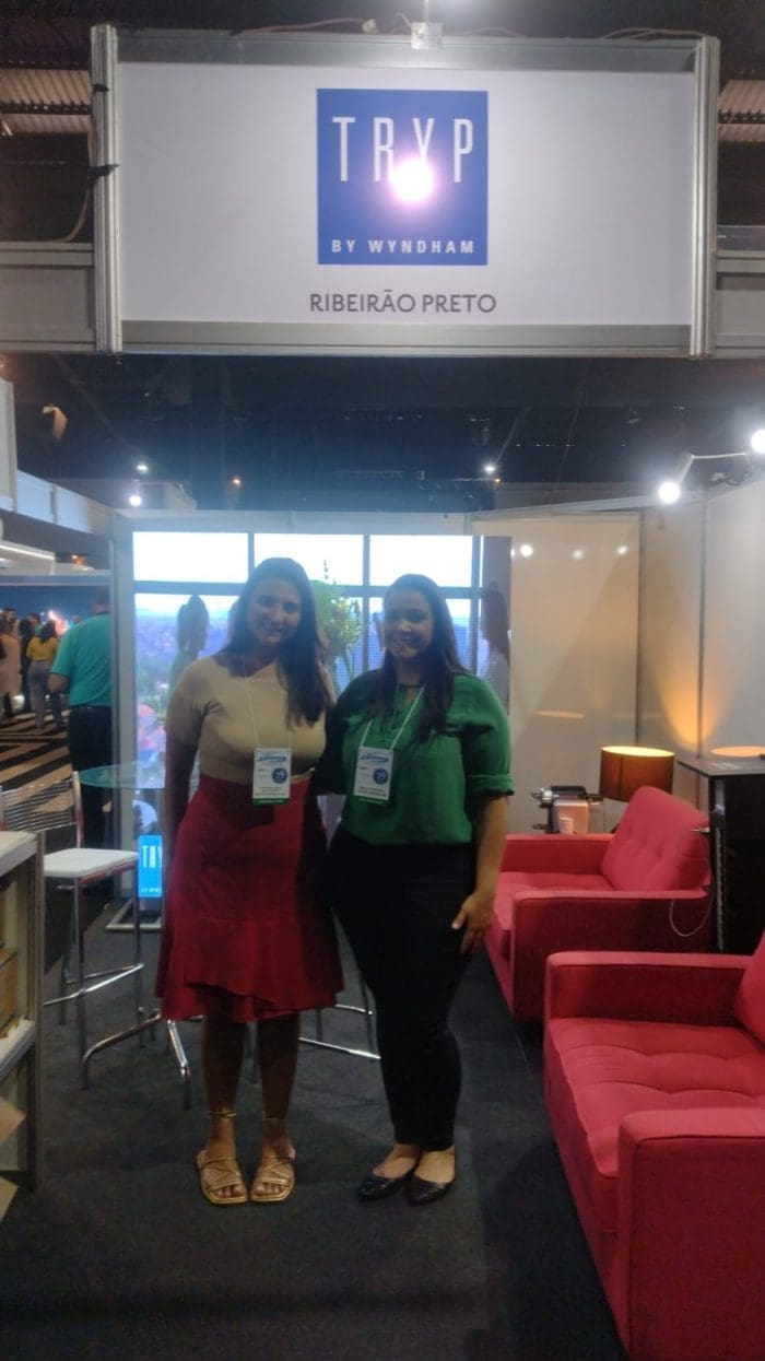 Mais fotos da 25ª Feira de Turismo AVIRRP: Julianna Chaud e Paula Rosário, do Hotel TRIP by Wyndham Ribeirão Preto