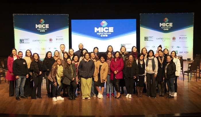 MICE Experience CWB: grupo participante no Teatro Positivo