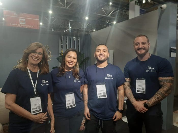 Fotos da Equipotel 2023: Valéria Ferreira, Mariane Farias Silva, Victor Luiz Bernardinelli e Gustavo Painelli, todos da In House Experience