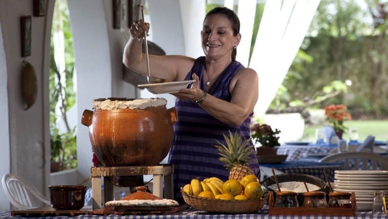 Mtur oferta 633 vagas gratuitas para cursos na área gastronômica: mulher colocando feijoada no prato