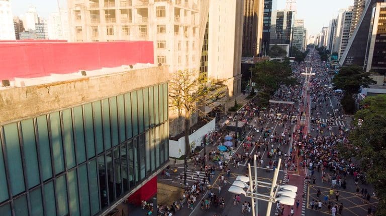 SP é o 2º destino mais reservado para feriado de Nossa Senhora Aparecida: imagem aérea da Av. Paulista, com várias pessoas