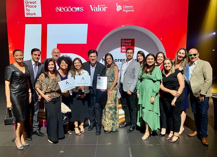 Accor está entre as 15 melhores empresas para trabalhar: Fernando Viriato, SVP Talent & Culture Accor Américas e time Accor na premiação Great Place to Work