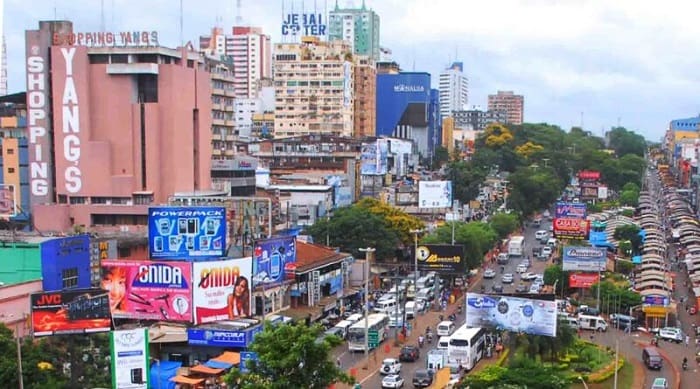 Black Friday CDE: foto do centro de Ciudad del Este, de dia; nesta cidade paraguaia é onde acontece a Black Friday