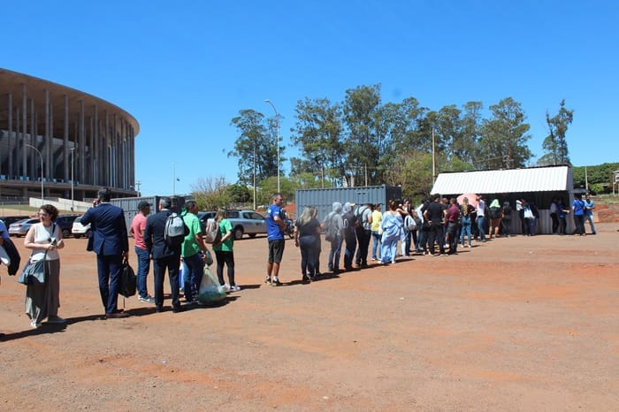 Uma fila, no sol, posteriormente diluída por decisão da organização, formou-se em torno do Estádio, gerando reclamações