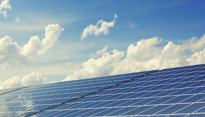 Energia solar no Brasil: foto de uma placa de energia solar e o céu azul