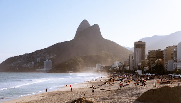 Turismo em setembro movimentou R$ 38 bilhões na economia brasileira: foto de uma praia no Rio de Janeiro, de dia