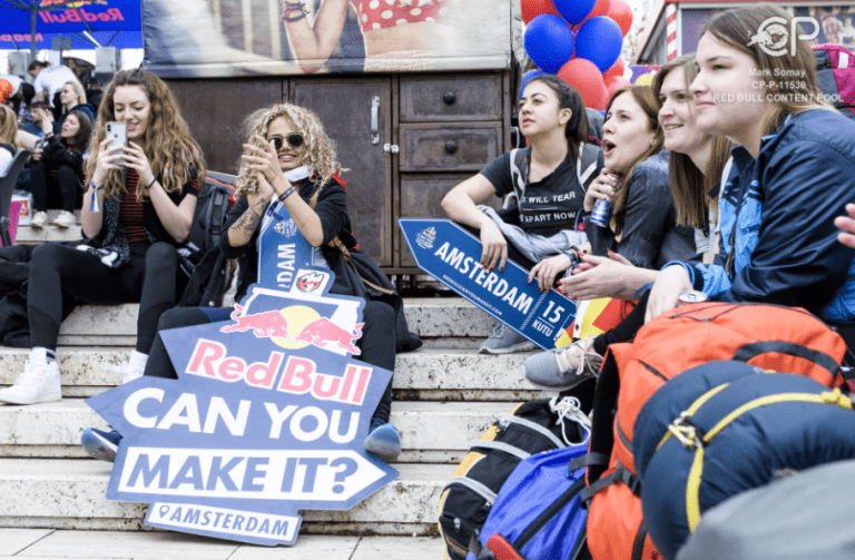 Loucura? Red Bull desafia jovens a trocar produtos por carona e abrigo