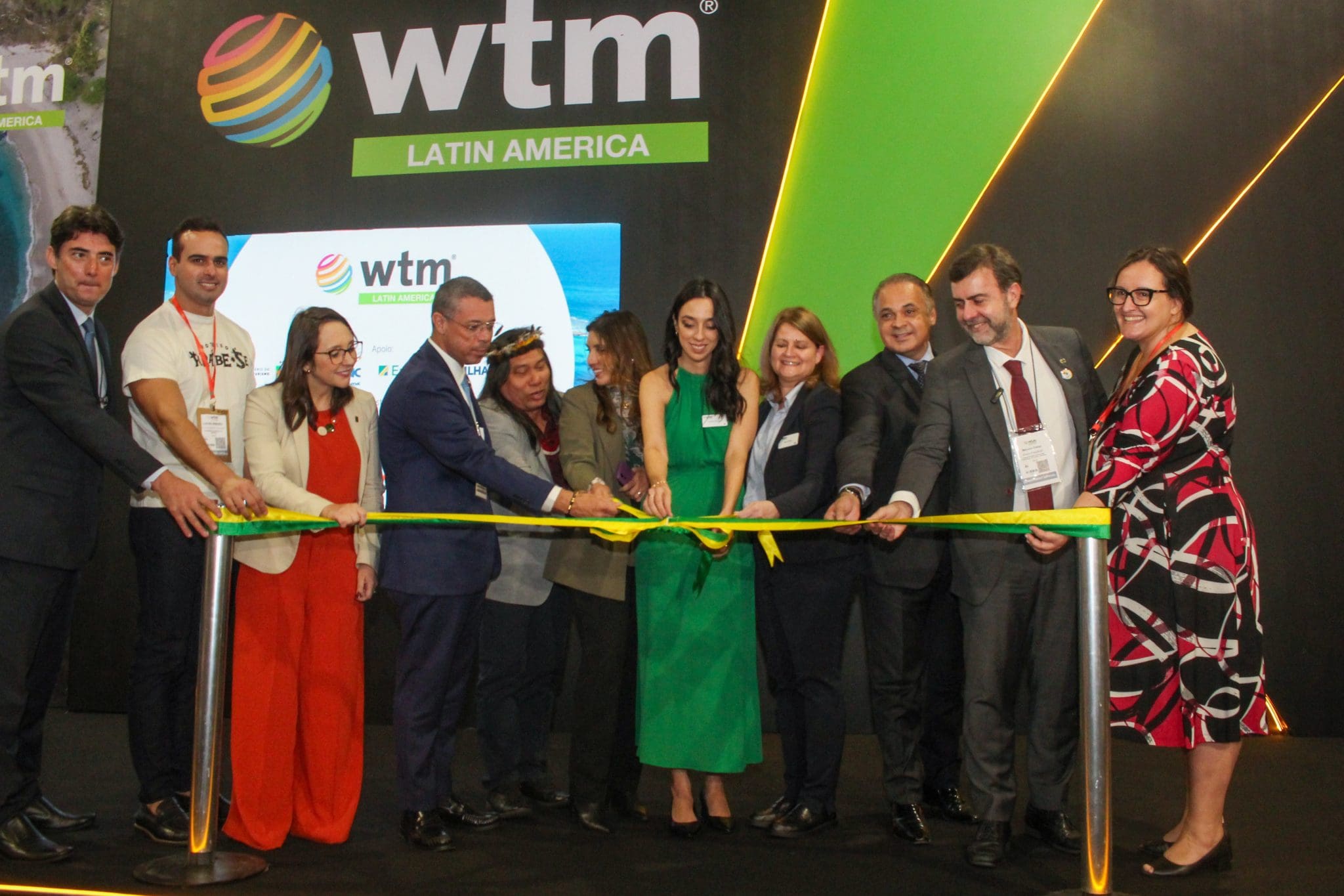 Bianca Pizzolito, Marcelo Freixo, Daniel Munduruku, Roberto Lucena, Kerry Prince e outras autoridades, durante o corte da fita.