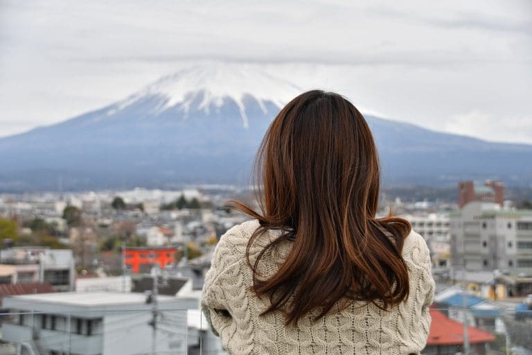 Polêmica no Monte Fuji: mau comportamento de turistas gera taxas e proibições