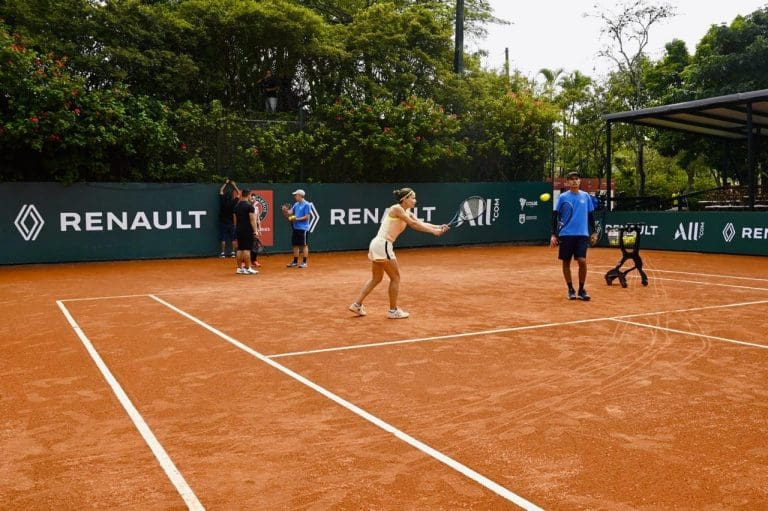 All.com - Associados do programa de fidelidade ALL em clínica de tênis - Foto: Divulgação