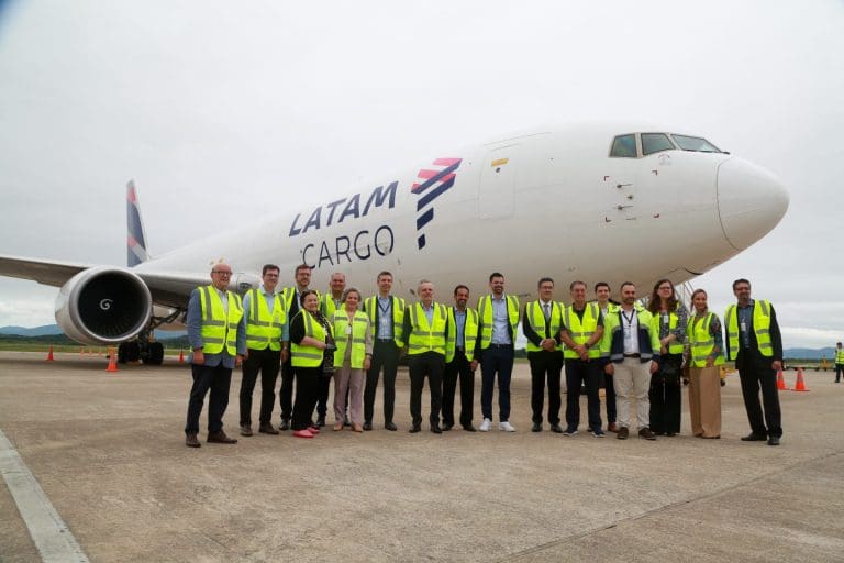 Evento no Floripa Airport para celebrar nova rota foi realizado nesta sexta-feira (26/4) com a presença de autoridades, executivos de ambas companhias e entidades representativas da indústria - Crédito: Julio Cavalheiro / Divulgação LATAM