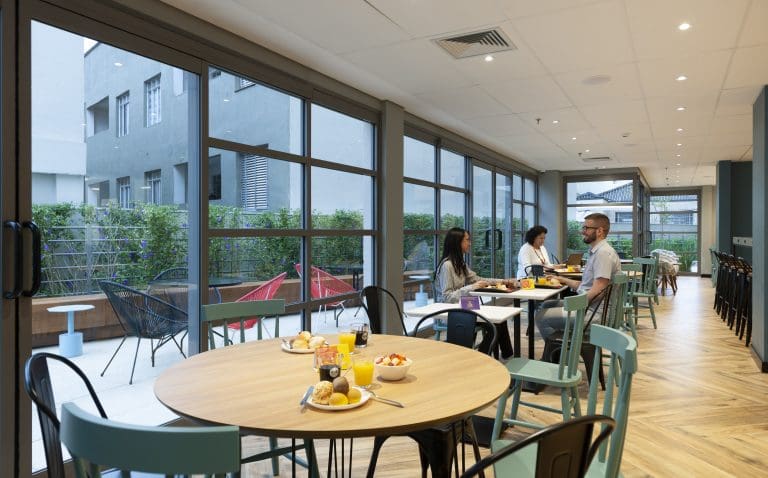 Imagem do espaço onde o brunch será realizado no B&B HOTEL São Paulo Luz - Parada do Orgulho LGBT+