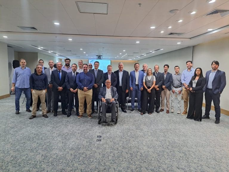 A foto 4 é uma geral dos participantes da assembleia na qual ocorreu a votação. Participantes da Assembleia na qual ocorreu a votação da ABIH-RJ (Foto: Divulgação)