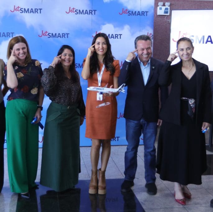 Tatiana Turra (SETU Curitiba), Monique Henriques (CCR), Verônica Marambio (JetSMART), Marcio Nunes (Secretário de Turismo do Paraná) e Margarida Maria Singer (Prefeita de São José dos Pinhais) celebraram o primeiro dia de operações da nota rota - (Foto: Divulgação)