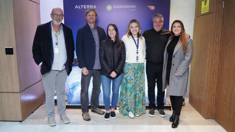 Da esq. à dir. Marco Lourenço, Diretor de Produtos da Queensberry, Patton Murray, da Alterra Mountain, Marie-Christine Desjardins, de Tremblant, Amanda Zeni, Gerente Queensberry, Alexandre Caron, de Tremblant, e Lohanna de Pietro, da Air Canada - Foto: Divulgação