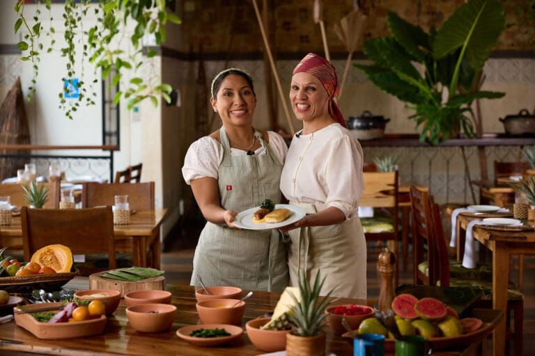 A chef brasileira Débora Shornik e chef a peruana Andrea Suárez (Imagem: Rhoney Persike / Estúdio Ondina)