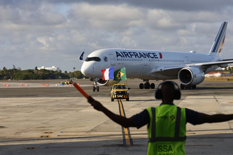 Aeronave chega ao Aeroporto de Salvador para o embarque de estreia com destino direto a Paris - Foto: divulgação