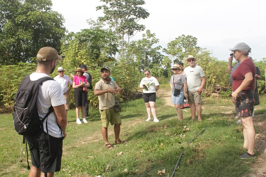 Guia explica a formação da várzea e a riqueza do ecossistema (Crédito: DT) Grand Amazon Expedition