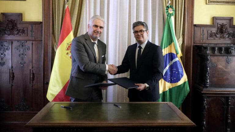 Cerimônia de assinatura do Acordo de País Parceiro para a FITUR 2025 pelo Embaixador do Brasil, Orlando Leite Ribeiro, e pelo Vice-Presidente Executivo da IFEMA Madrid, Daniel Martínez - Foto: divulgação FITUR