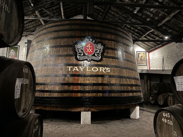 Tour e degustação de vinhos na Taylor’s, uma das mais antigas caves de vinho do Porto ( foto: Simone Barros)