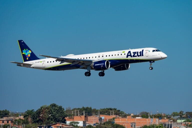 Azul suspende voos