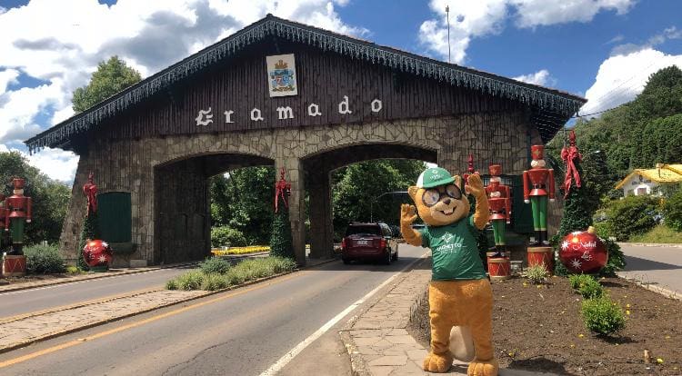 Sr. Laghettinho na entrada de Gramado - Foto: divulgação Laghetto Hotéis