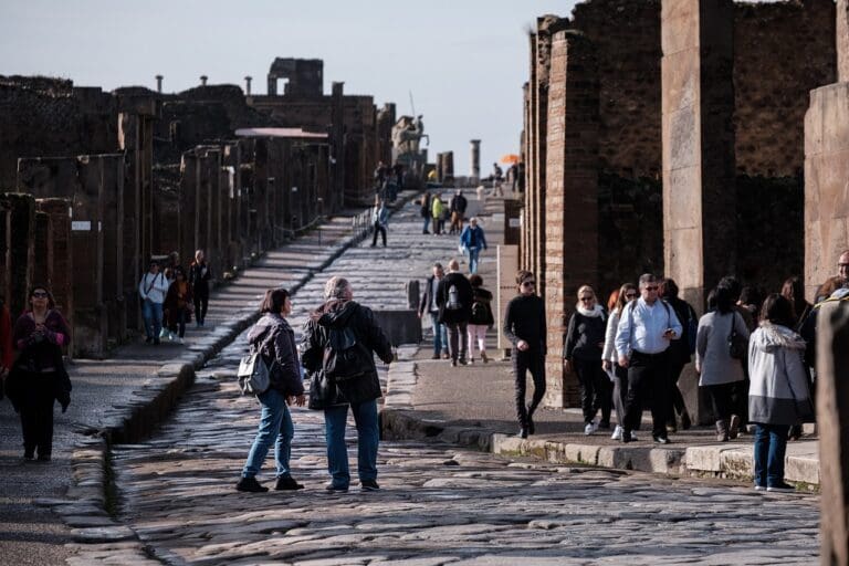 Turistas em Pompeia, Itália (Y. C. LO/Pixabay)