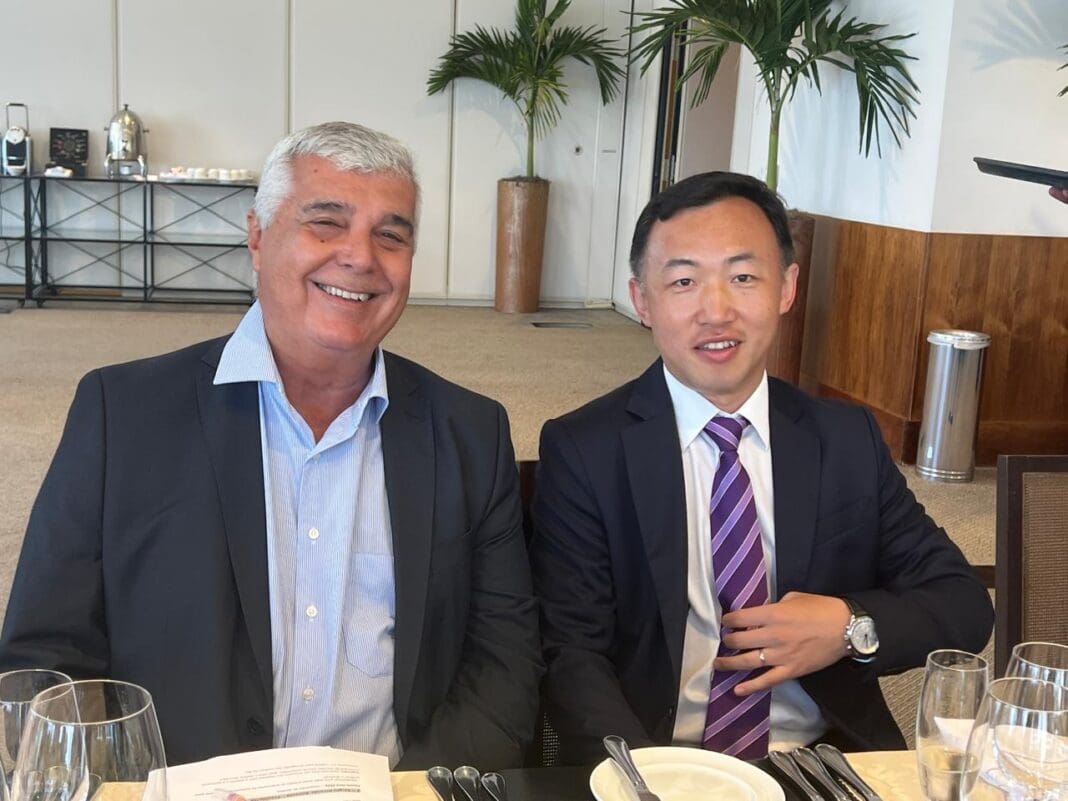 Alfredo Lopes, presidente do HotéisRIO e o Cônsul-Geral Adjunto da República Popular da China, Wang Haitao - Foto: divulgação HotéisRIO