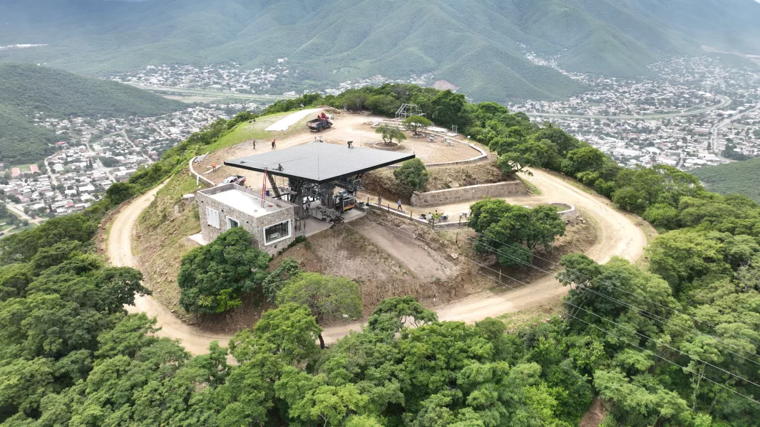 Um novo teleférico, que já se encontra em atividade na cidade de Salta, no norte argentino, conecta o topo do Morro San Bernardo com o Morro Ala Delta - Foto: divulgação Visit Salta