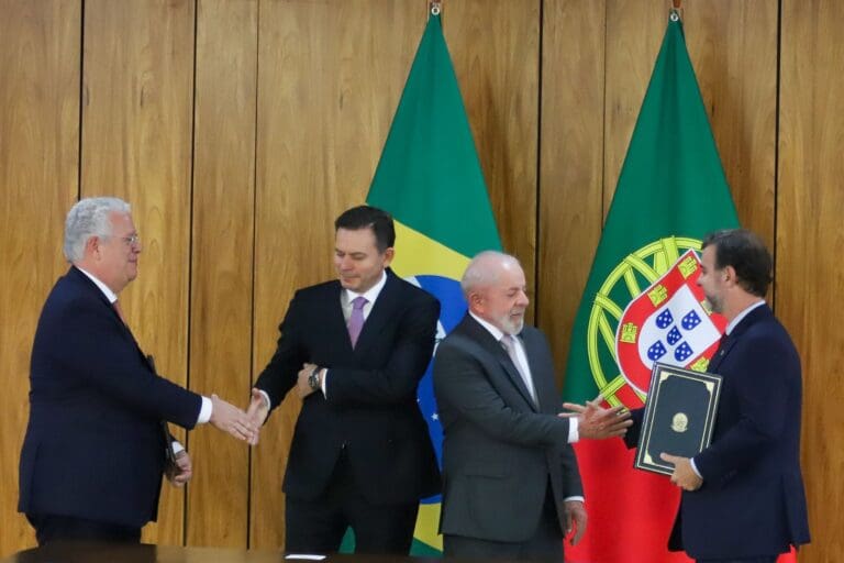 Em solenidade no Planalto, presidente da Embratur e ministro da Economia português assinam, nesta quarta (19), um plano de ação voltado para aumentar o fluxo de turistas nos dois países - Foto: Renato Vaz/Embratur - Brasil