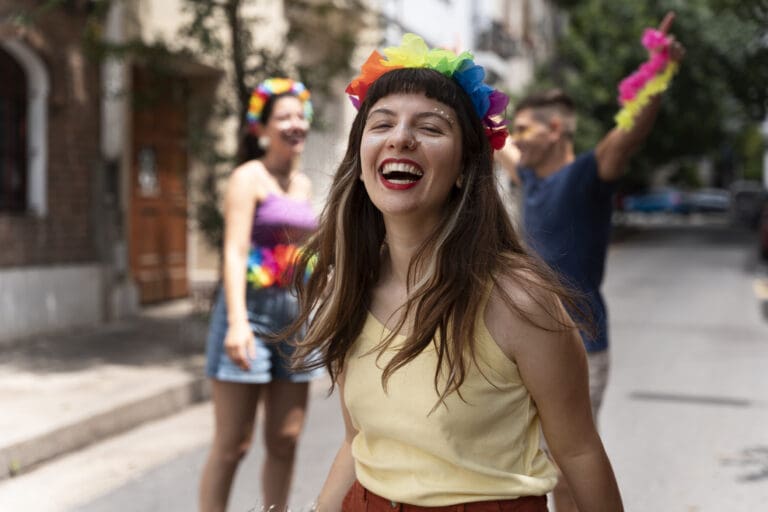 Foliões em número recorde são atraídos especialmente pelos blocos de rua da capital e do interior do Estado - Foto: Freepik - Carnaval