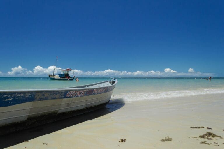 Nos últimos dois anos, as atividades de turismo vêm apresentando recuperação, o que impacta em oportunidades de ocupação e renda - Foto: Trancoso/Bahia - Crédito: Pixabay - Nordeste