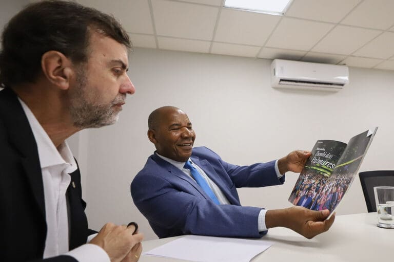 Afroturismo - Presidente da Embratur, Marcelo Freixo, e o reitor da Universidade Zumbi dos Palmares (UZP), José Vicente, nesta quinta-feira (20), na sede da Agência, em Brasília. [Foto: Renato Vaz/Embratur]