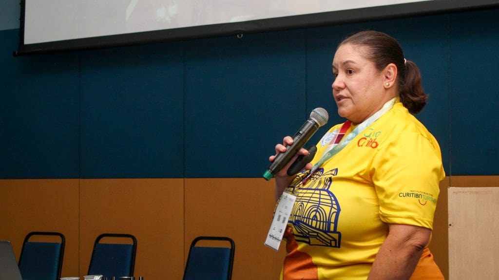 Adriane Vortolin durante a palestra Natal de Curitiba na Expo Turismo Paraná 2025