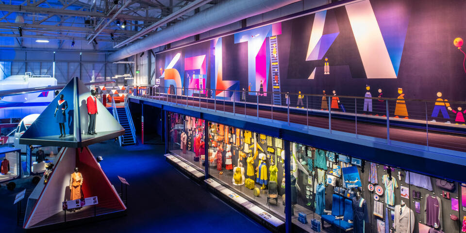Spirit Hangar, uma das novas áreas do Delta Flight Museum, que recria a história da companhia dos anos de 1960 até a atualidade - (Crédito desta e das demais fotos deste comunicado: Delta AirLines/Divulgação)