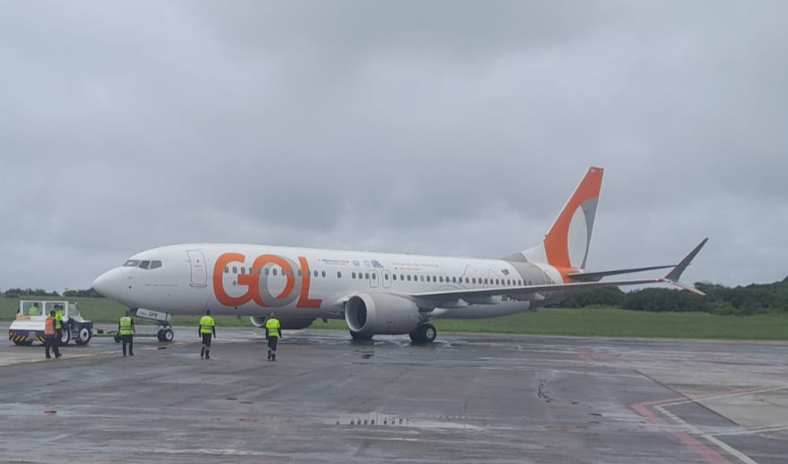 Boeing 737 MAX 8 da GOL na pista do Aeroporto de Fernando de Noronha (Foto: Divulgação GOL) Boeing 737 MAX 8 da GOL na pista do Aeroporto de Fernando de Noronha (Foto: Divulgação GOL)