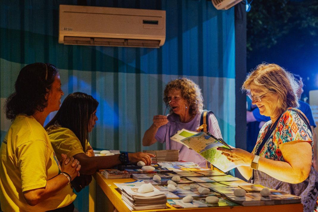 Atedimento de guias de turismo a turistas internacionais no estande #tônoRio - Foto: Ascom Setur-RJ