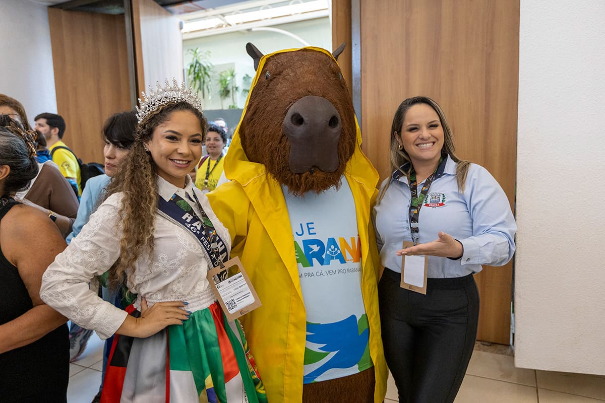 Pela primeira vez, a Capivara — símbolo extraoficial de Curitiba e queridinha das redes sociais — ganhou vida e passeou pelo evento - Foto: Jean Pavão