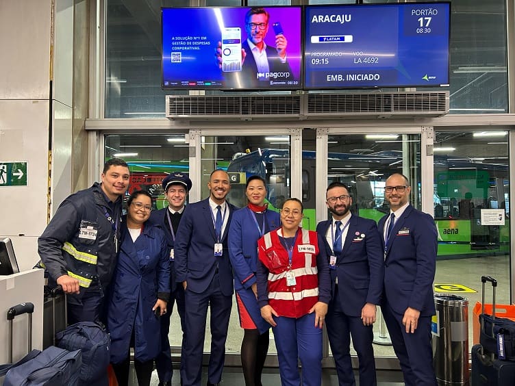 Tripulação e equipe do voo inaugural São Paulo/Congonhas-Aracaju da LATAM que decolou neste sábado, 28 de junho (Divulgação LATAM)
